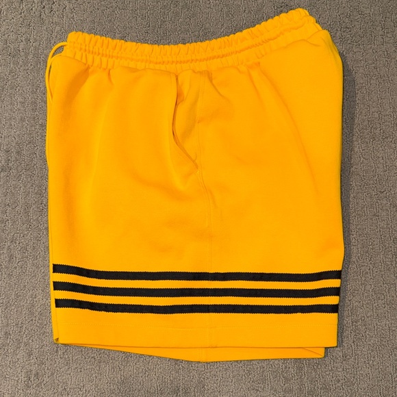 NWOT - Men’s Sz Large Adidas Originals Adicolor Neuclassics Yellow Black Shorts - Picture 4 of 8